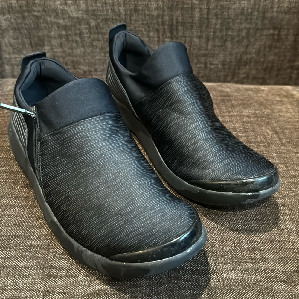 9.5-10w Bzees Axis Sneaker GUC